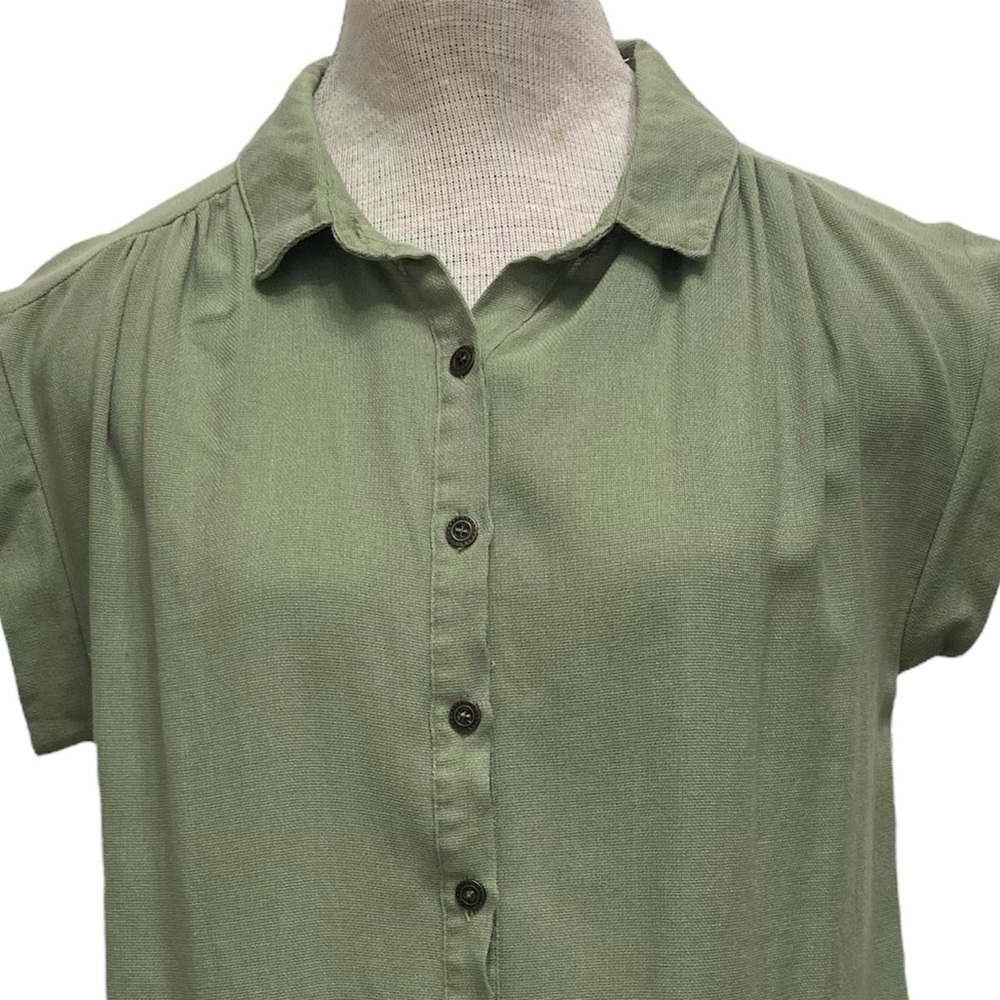 3/$20 Umgee Short Sleeve Button Down Shirt Women’s Small Green Summer Normcore - Picture 4 of 7